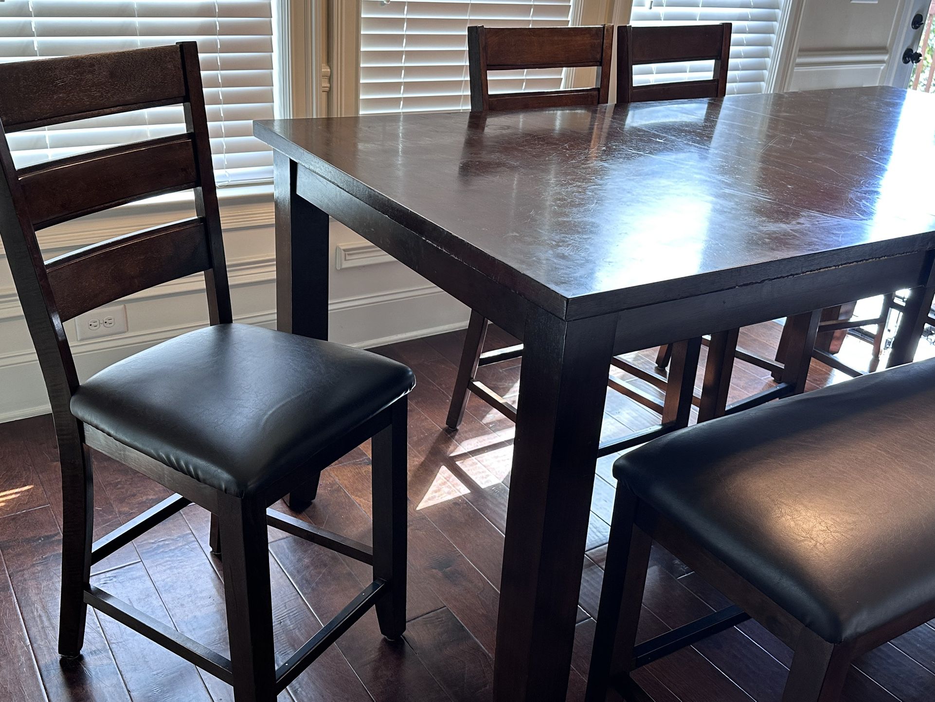 Eat-in Kitchen Table Chairs and Bench