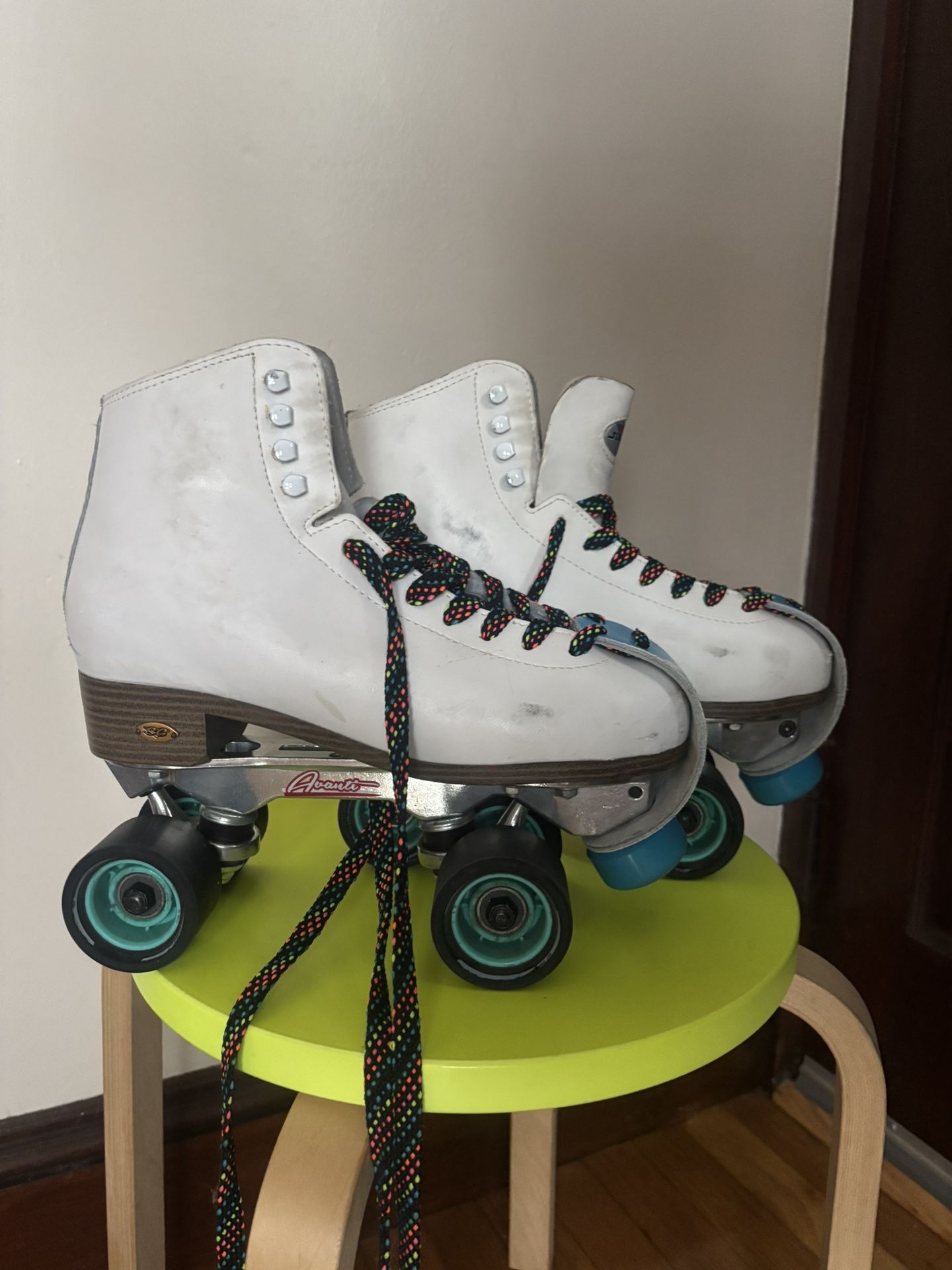 Sure Grip White Rollerskates size 8M/10W with case