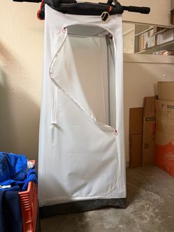 Clothes closet with zipper