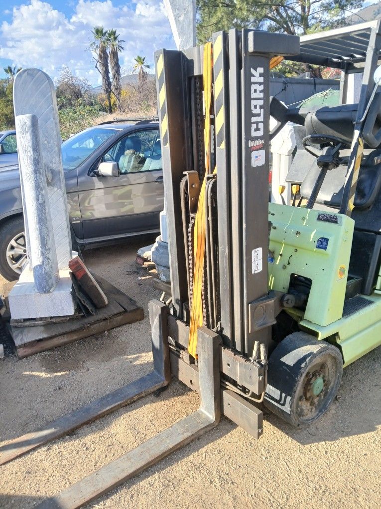 Clark FORKLIFT 6000 PD. GOOD Lift 24ft