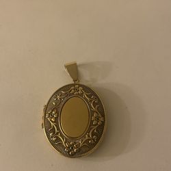 Vintage Engraved Flower Locket Picture Necklace 