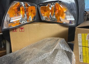 2000 Mazda MPV OEM Headlights/ Lamp Right and Left sides