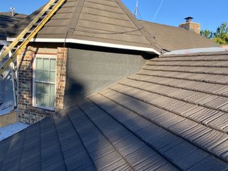 Se ocupan dos chavos para trabajar en el roofing