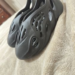 Yeezy Foam Runner in the Onyx size 7