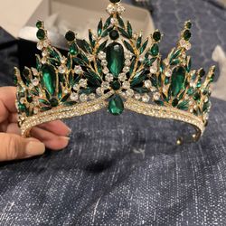 Beautiful  Gold And Green Crown 