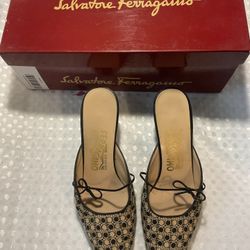 Vintage Ferragamo Bow Slip on 
