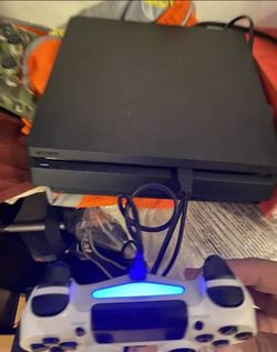 PS4 PRO / Brand New with 1 additional Controller and 7 Games