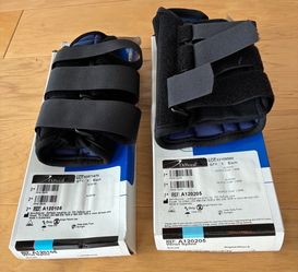 2 New wrist splints, Lt&Rt, latex free, by DeRoyal.