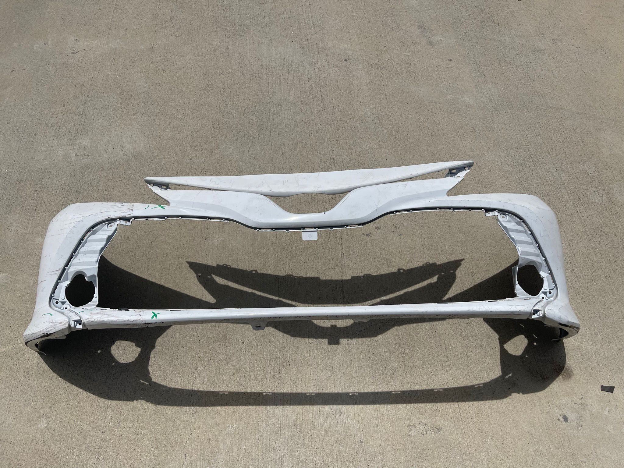 OEM 2018 2019 Toyota Camry LE XLE Front Bumper Cover 52119 06D90