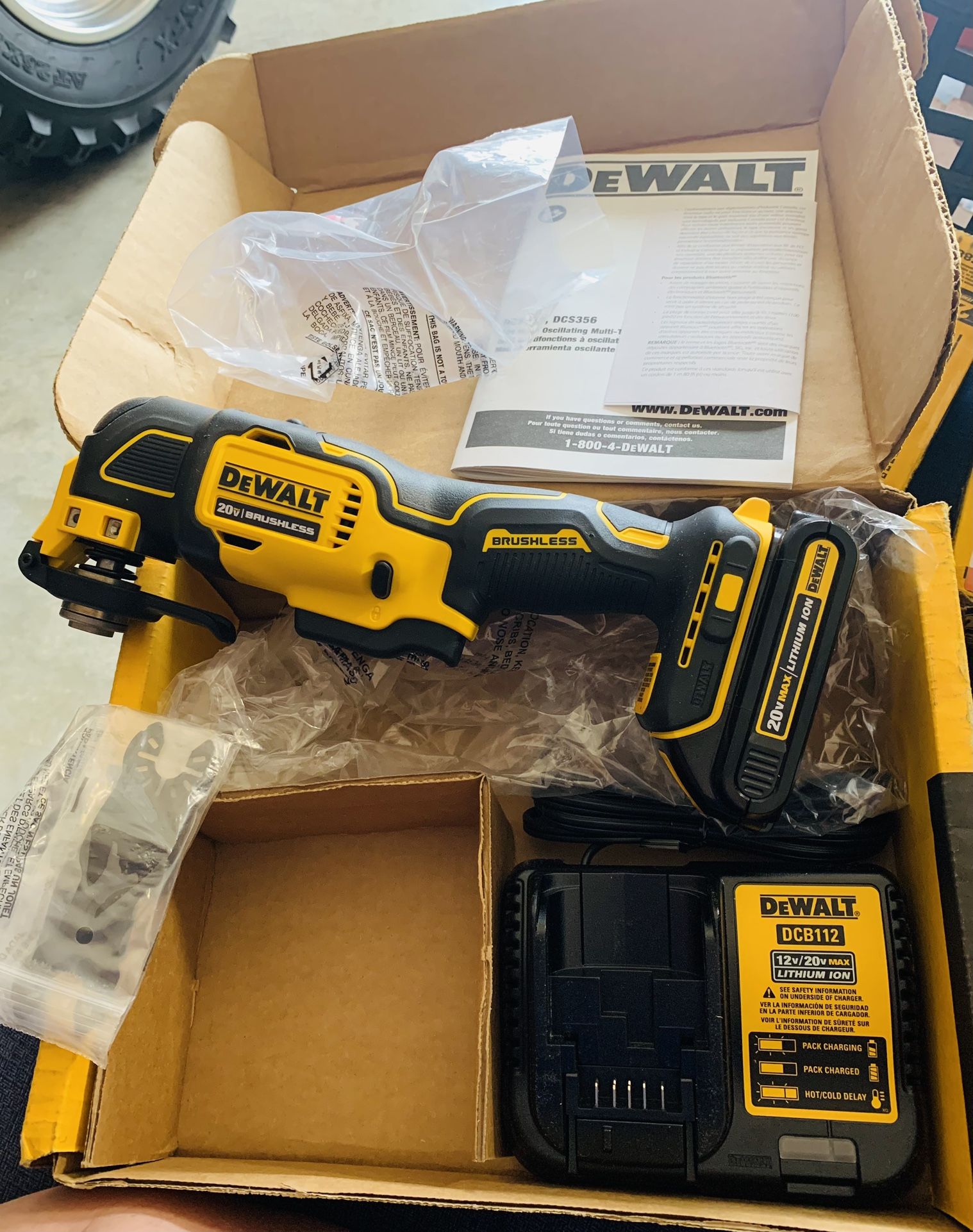 Dewalt Atomic Oscillating Tool With Battery Charger And Blades New $150 Firm