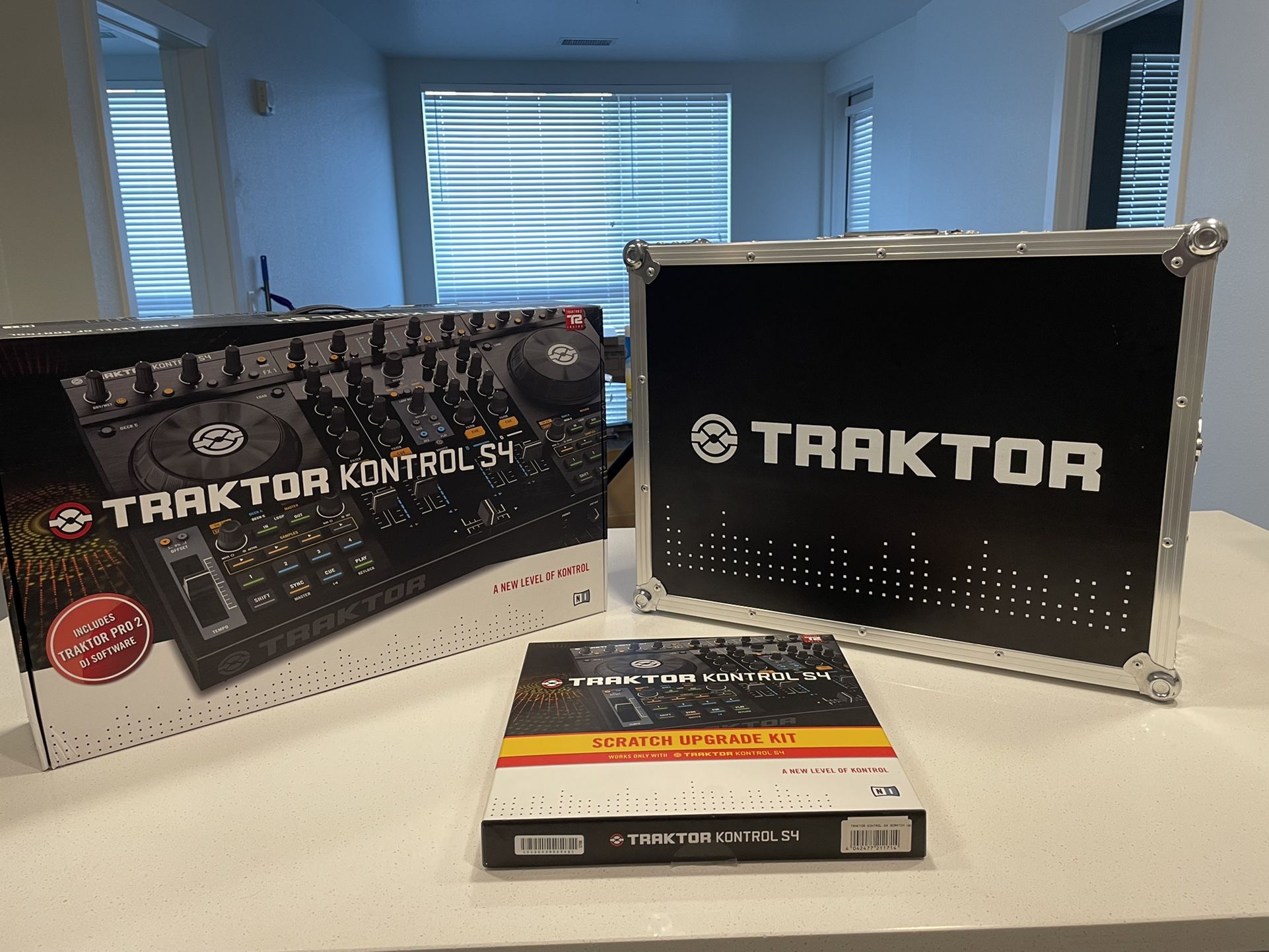 NATIVE INSTRUMENTS TRAKTOR KONTROL S4 MK1 BUNDLE