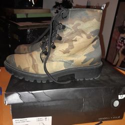 Ladies Stylish Camo Boot