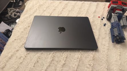 2025 M5 MacBook Pro 14 in 16GB