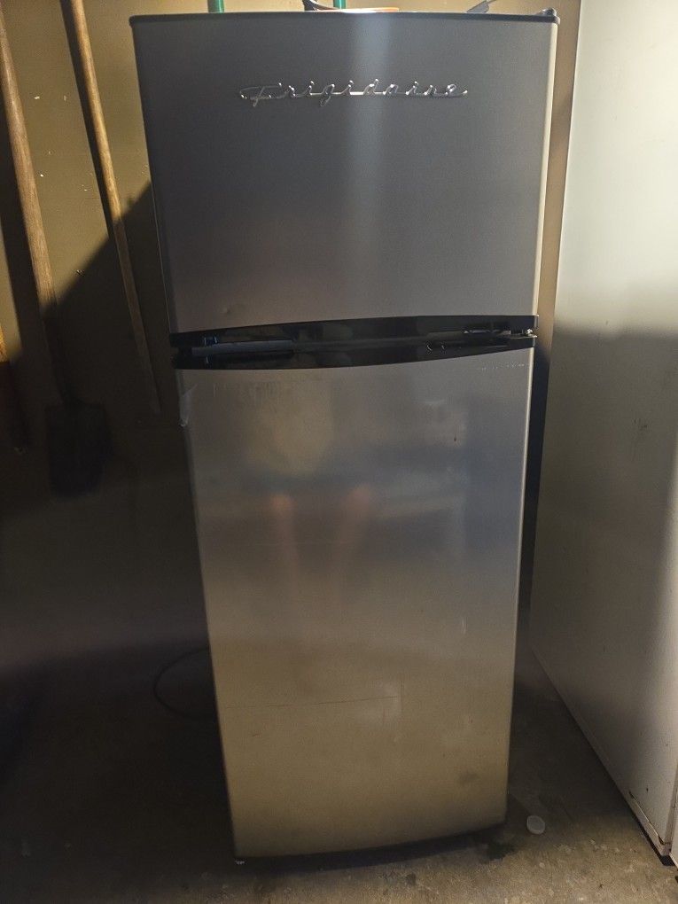 Frigidaire Mini Fridge 
