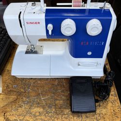 Singer Mechanical Sewing Machine Model 1725 30 Stitch Fully Service Heavy And Strong 