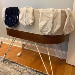 Snoo Bassinet With Accessories.