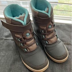 Merrel Snow Boots Size 5y