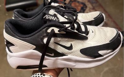 Women’s Nikes size 7
