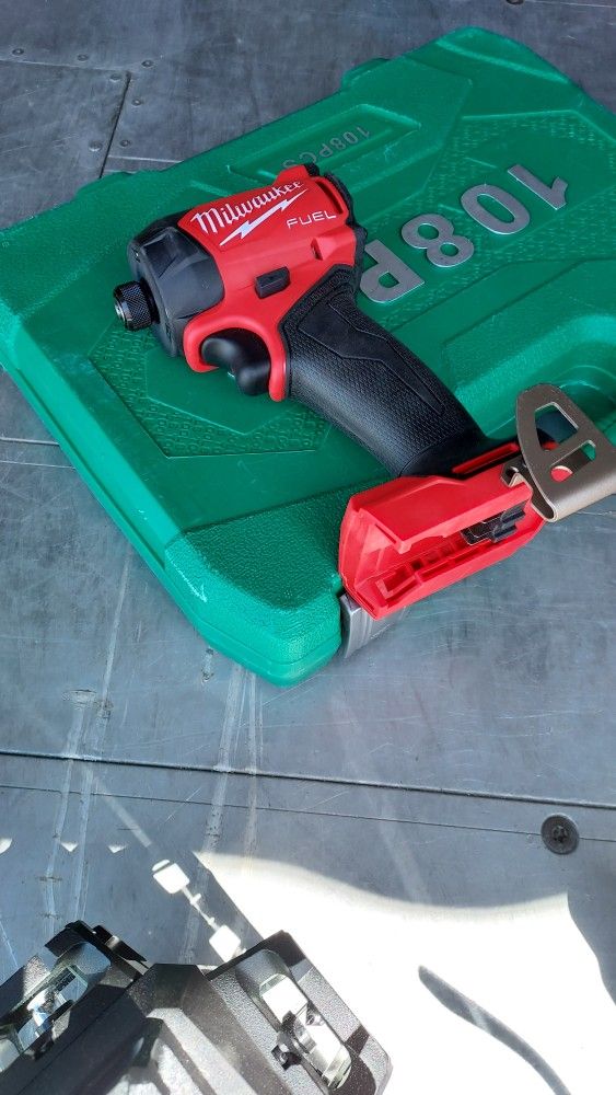 Milwaukee
M18 FUEL SURGE 18V Lithium-
lon Brushless Cordless 1/4 in.
Hex Impact Driver (Tool-Only)