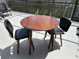 Round  dinner table