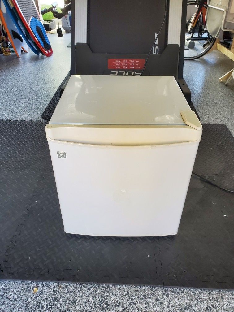 Mini fridge 1.6 cubic ft