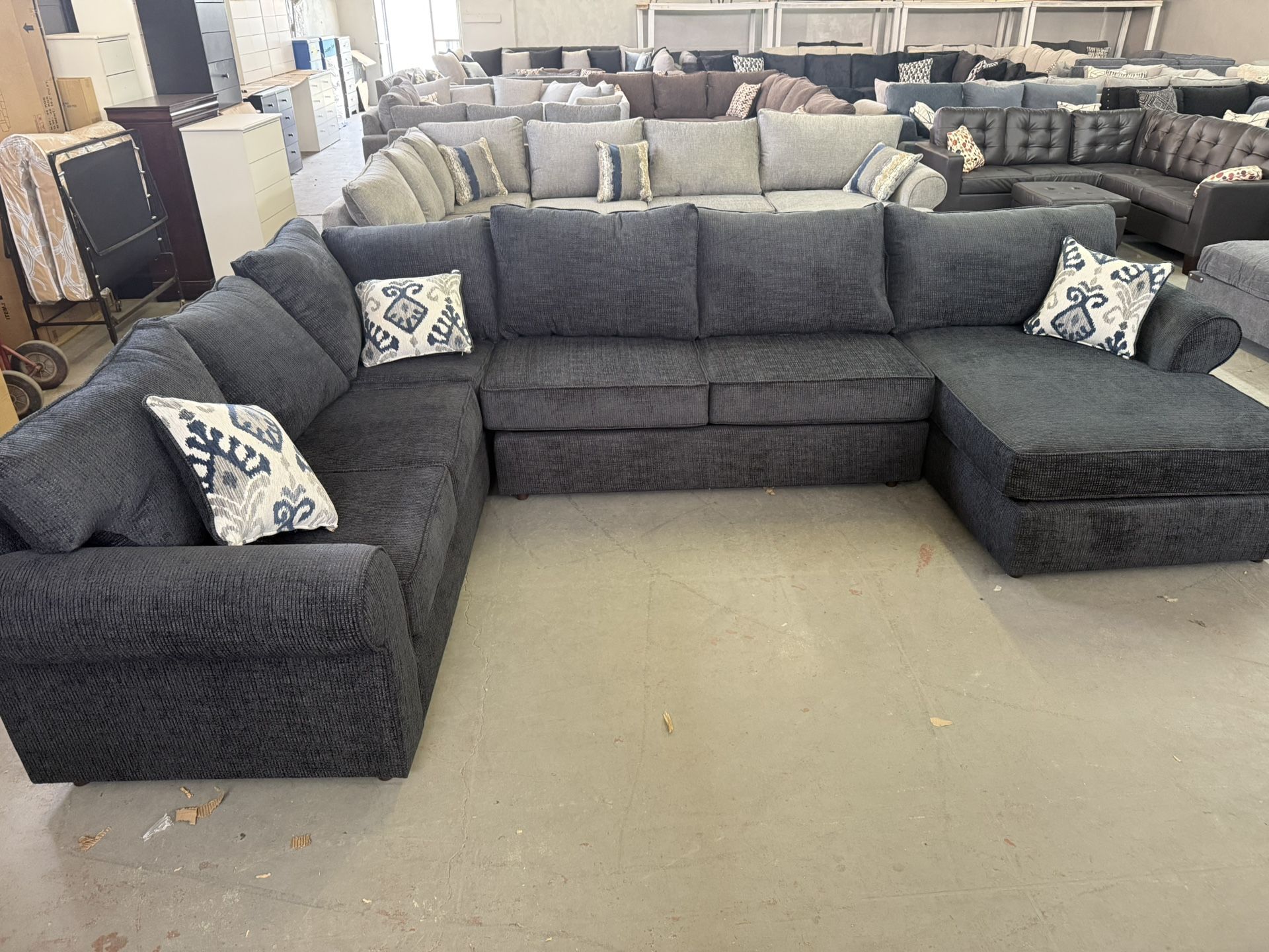 NEW EXTRA LARGE SECTIONAL