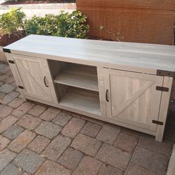 Mesita Para El TV Esta Como Nueva $60