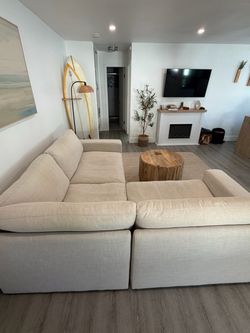 91" x 91" Symmetrical L-Shaped Couch — Excellent Condition! 🛋️
