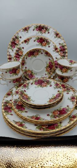 Lovely Vintage 16-Piece Royal Albert "Old Country Roses" Set For 4 Made In England