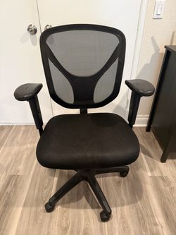Black office mesh chair