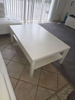 White  table in excellent condition