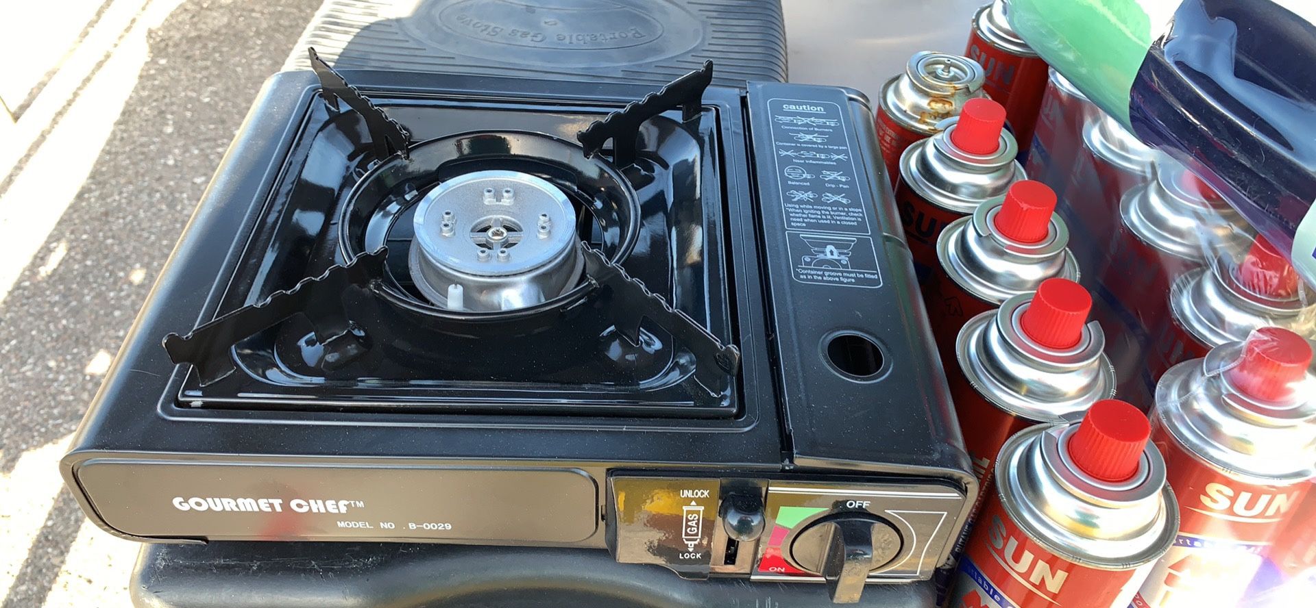 Portable butane cooker and 4 cans