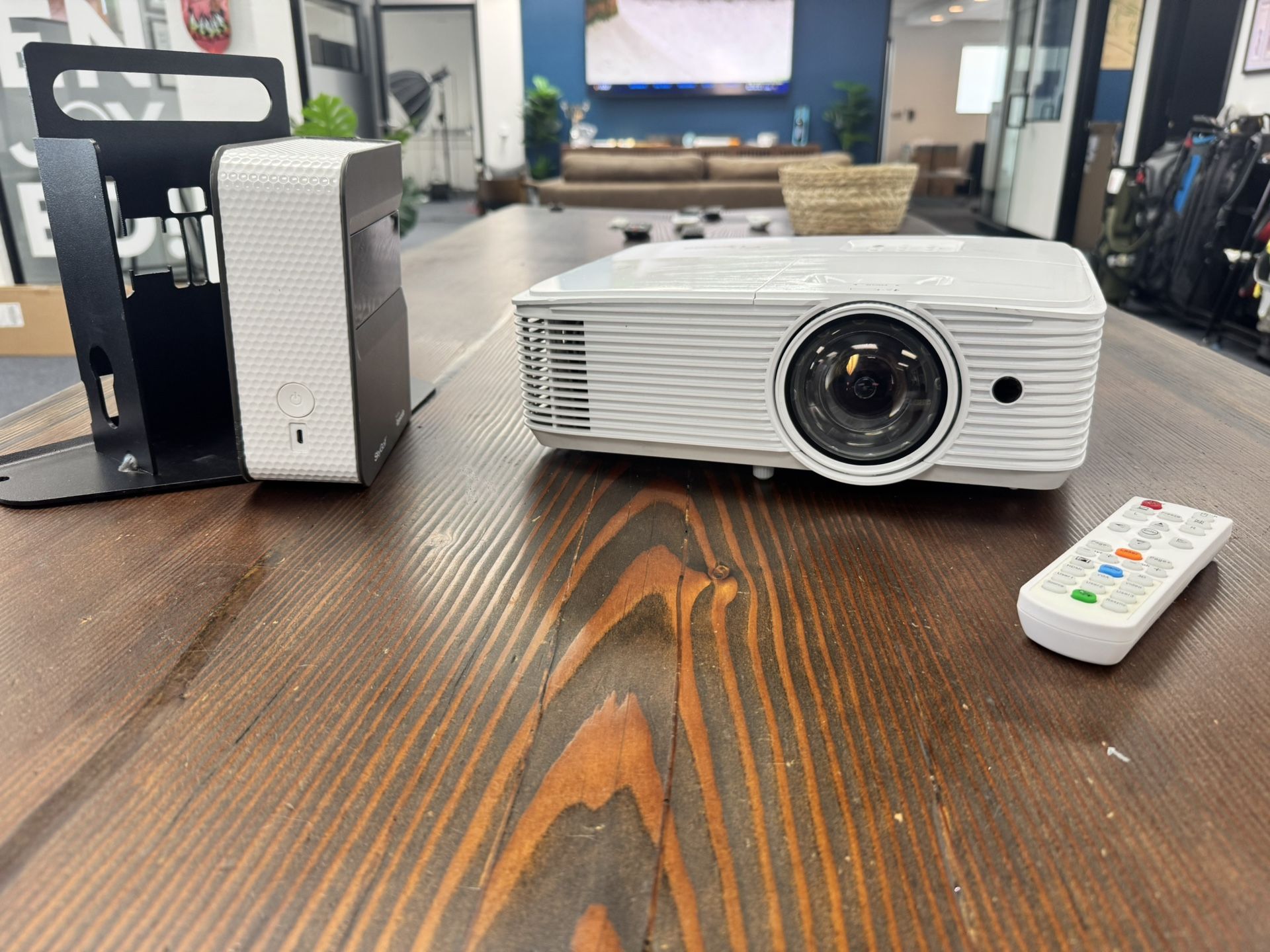 🎯 SkyTrak Golf Simulator + Optoma Projector Bundle – Excellent Condition!