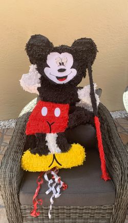 Piñata del personaje de Mickey Mouse con su palo incluido mide 3feet es grande