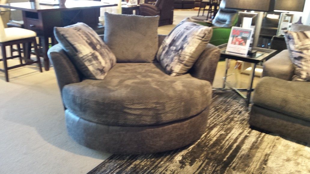 Round Swivel Chair SALE!! $50 OFF TODAY AT 4 PM!!!