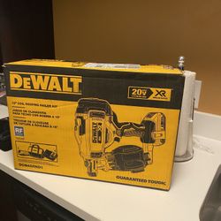Dewalt 20Vmax XR ROOFING NAILER 15\  Battery 2AH, Charging Station And Bag