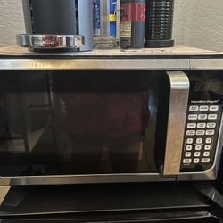 Selling microwave : barely used 
