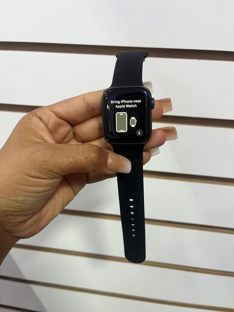 Apple Watch Series 5 40MM In Exellent Condition. Firm Price.