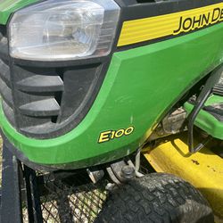 John Deere E100 Lawn Tractor