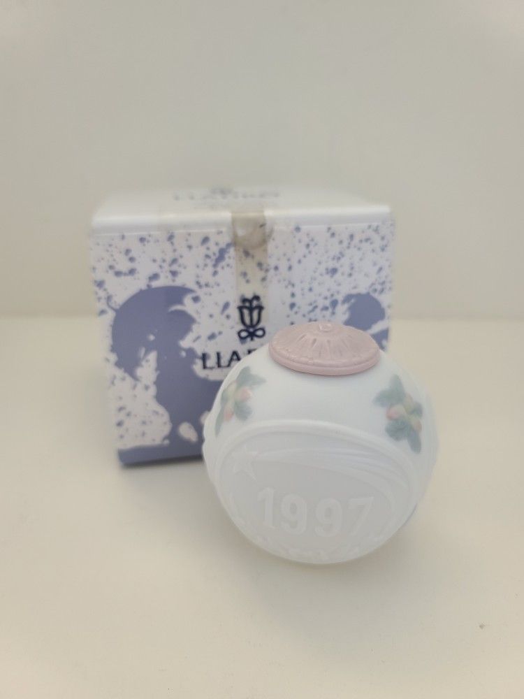 Lladro Porcelain Figurine Christmas Ball Bola Navidad in original box