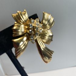 Vintage Román Gold Tone Metal 1.5” Bow Pin Brooch With 11 Faux Diamonds 