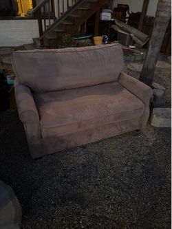 2-seater Couch w/Pull out bed!