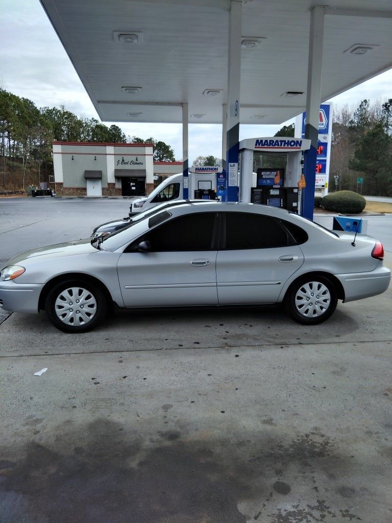 2005 Ford Taurus SE