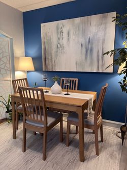 Beautiful Dining Set Great Condition!!! Table with Leaf and 4 Chairs! I Can Deliver