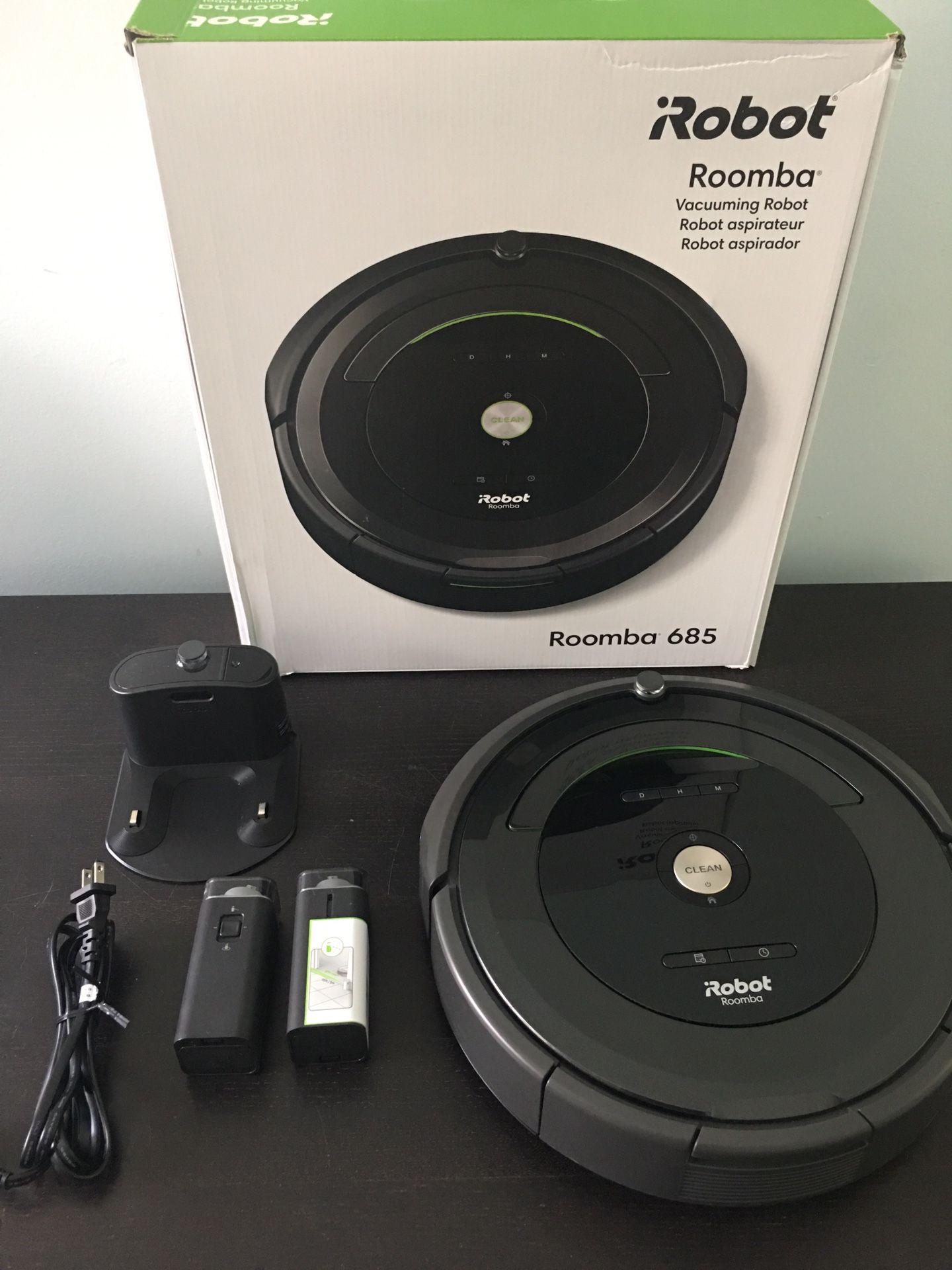 iRobot Roomba 685 vacuum Robot. Like new