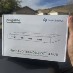 Plugable USB 4 and thunderbolt 4 HUB
