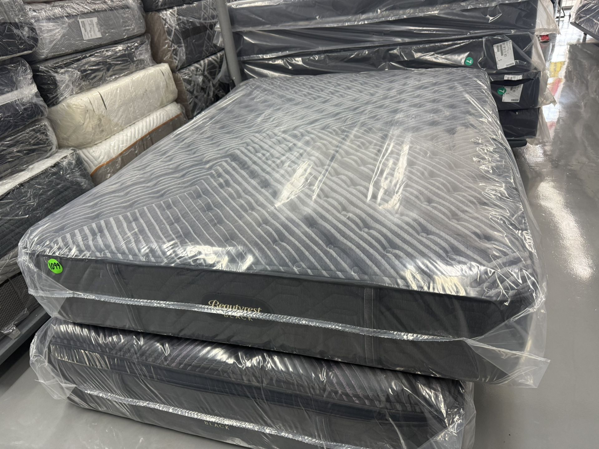 QUEEN SIZE SIMMONS BEAUTYREST BLACK SERIES 1 (EXTRA-FIRM) MATTRESS & BOX SPRING BED SET