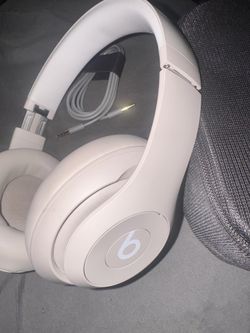 Beats Studio Pro Premium Wireless Over-Ear Headphones- Up to 40-Hour Battery Life, Active Noise Cancelling, Great for Travel & Commuting, USB-C Lossle
