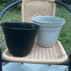 Set Of Plastic Neutral Plant Pots With Drainage Holes