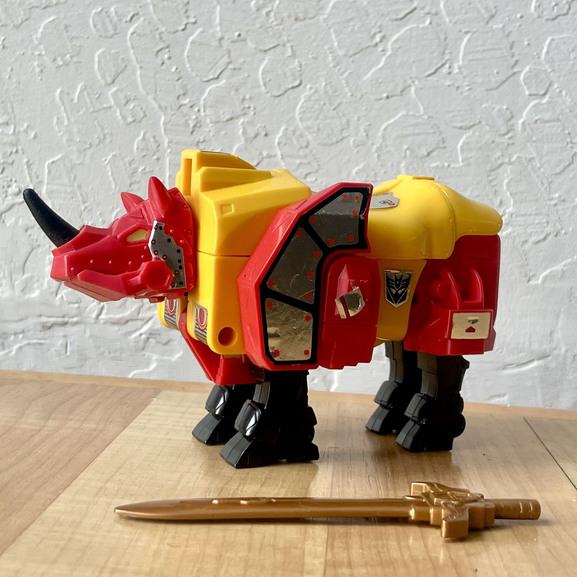 Vintage 1986 G1 Transformers Headstrong Predaking Action Figure Rhino With Sword